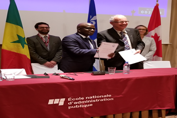 Le Vérificateur Général du Mali, M. Samba Alhamdou BABY et M. Guy LAFOREST, Directeur de l’ENAP : signature de l’accord BVG-ENAP